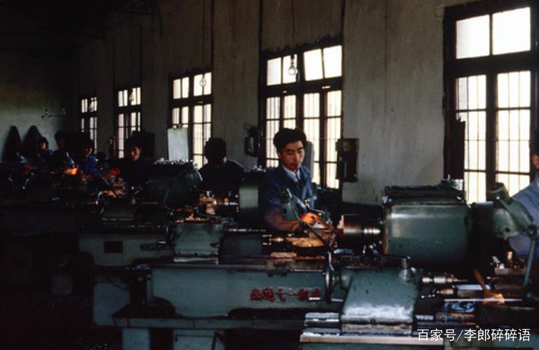 80年代的镇江,一家机械加工厂里正在工作的工人们.